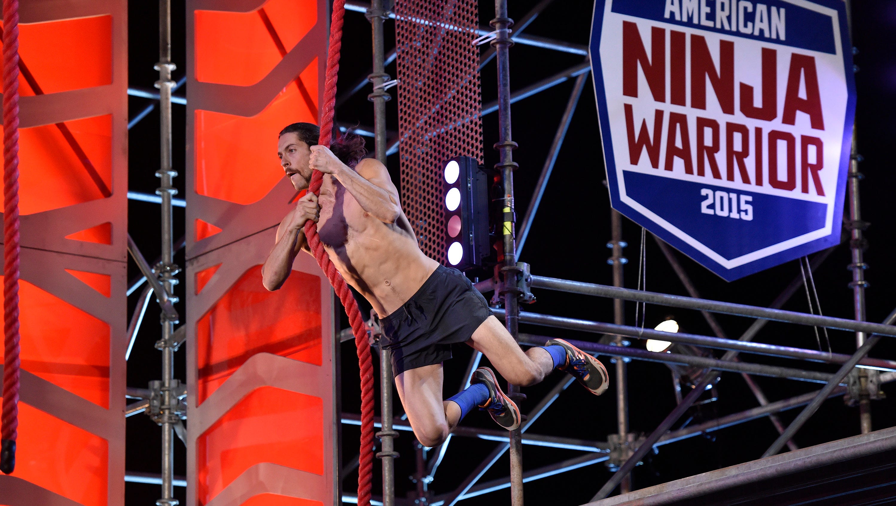 Американские шоу история. Шоу Ninja Warrior. Исаак Кальдьеро. Американский ниндзя ТВ шоу. American Ninja Warrior ведущий.