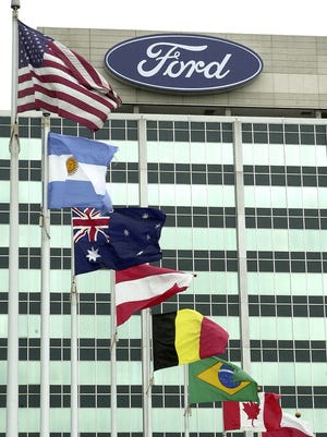 O logotipo da Ford Motor Company aparece acima de sua sede global em Dearborn, Michigan