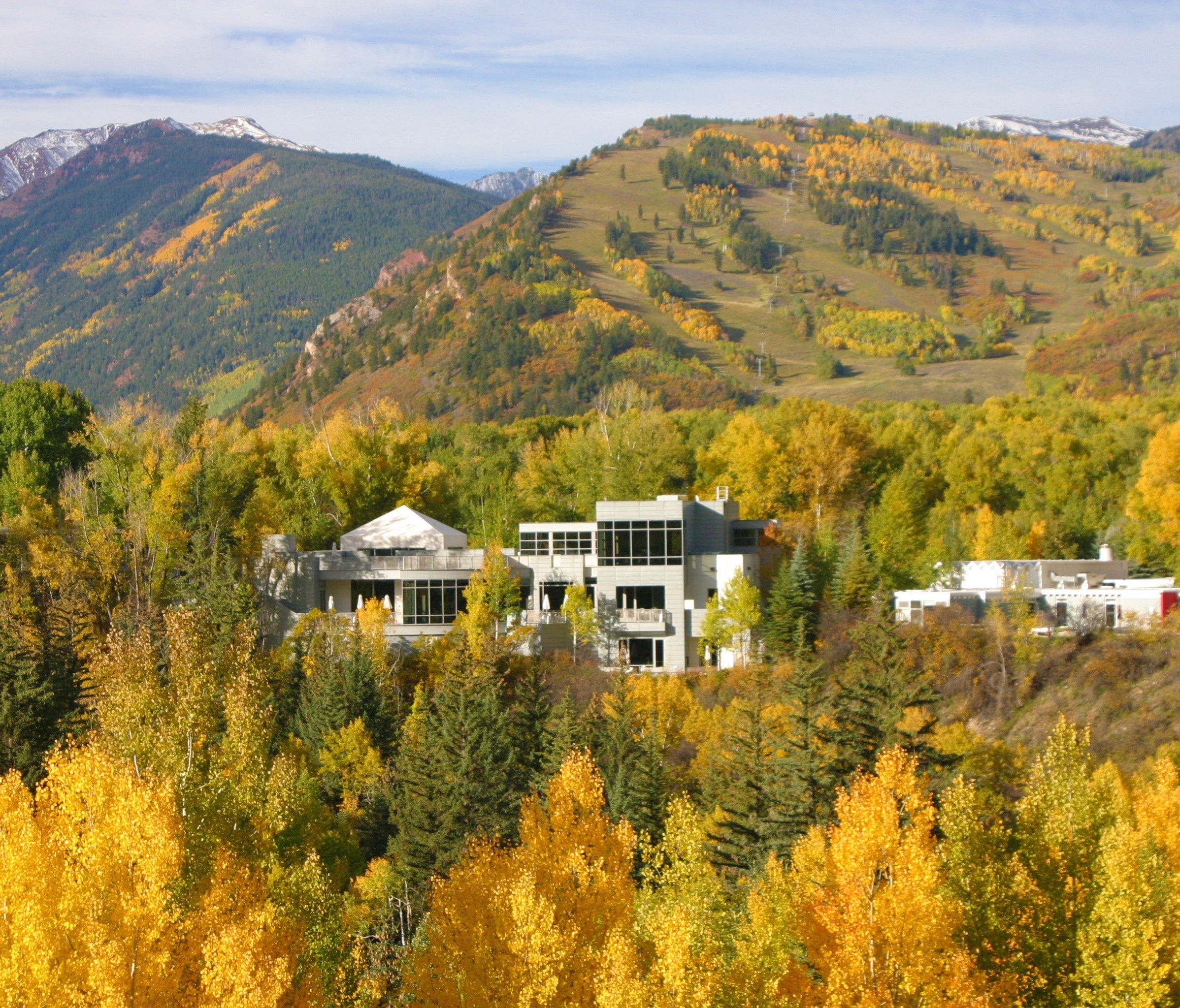 The average nightly hotel rate in Aspen this fall is $337 (34% savings compared to summer). At the Aspen Meadows Resort, the average price is $291 per night: https://www.tripadvisor.com/Hotel_Review-g29141-d82749-Reviews-Aspen_Meadows_Resort-Aspen_Co
