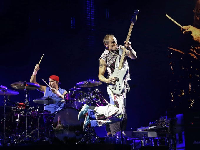 Red Hot Chili Peppers give it away in highenergy concert in Glendale