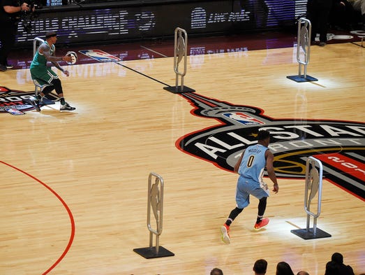 Zach LaVine puts on a show to win second straight dunk contest