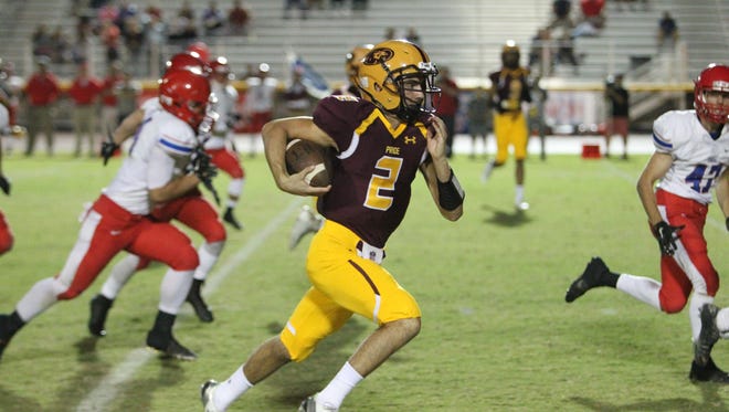 Mountain Pointe High School quarterback Jack Smith rushes the football in Phoenix, Arizona on October 16,  2015. (Photo by Ben Margiott/The Republic)