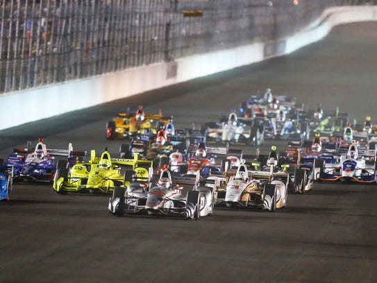Drivers take the green flag start of the IndyCar auto