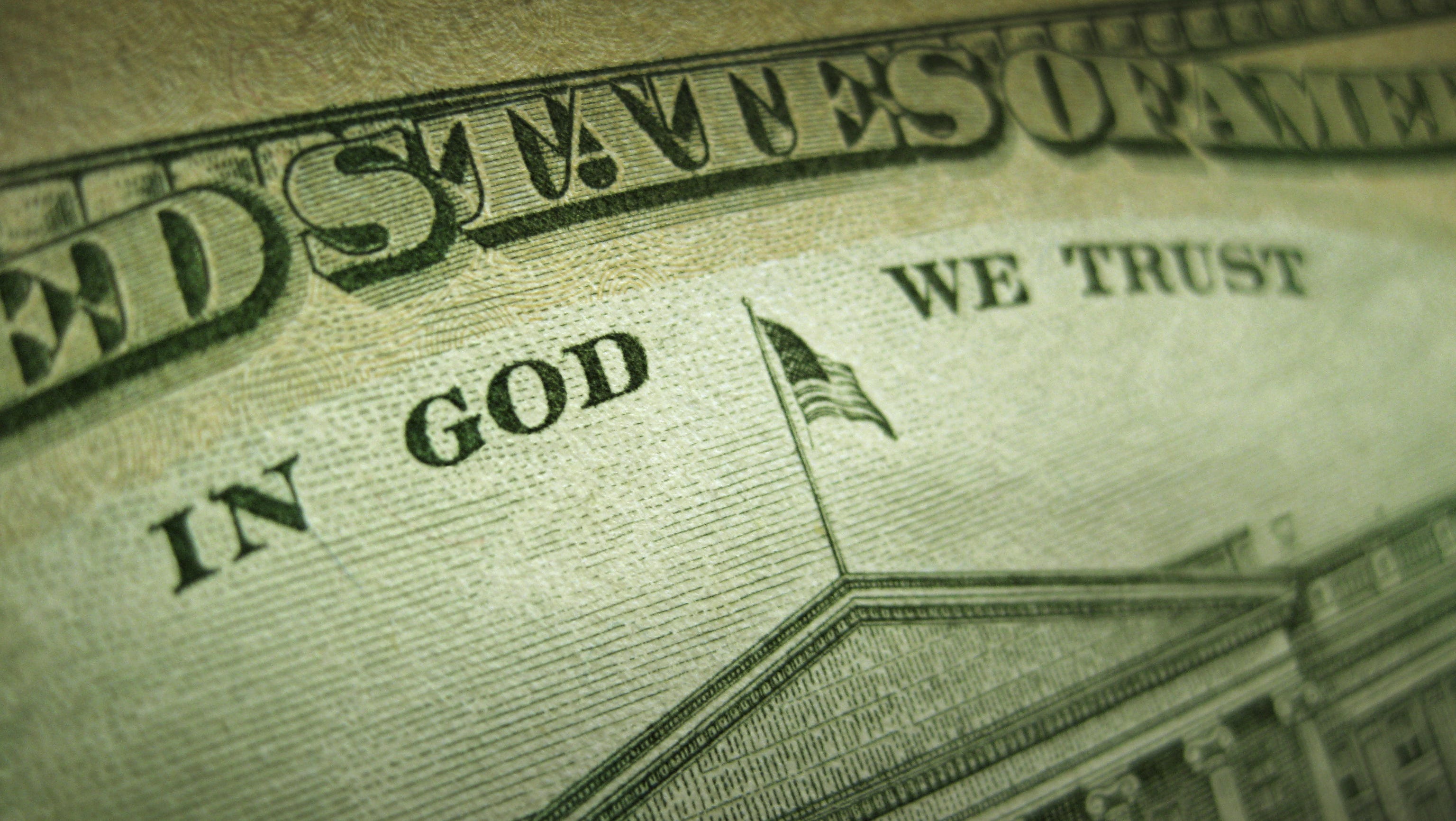 Dollars out on top on god. In God we Trust доллар купюра. In God we Trust на долларе. Купюра США “in God we Trust”. Надпись на долларе in God we Trust.