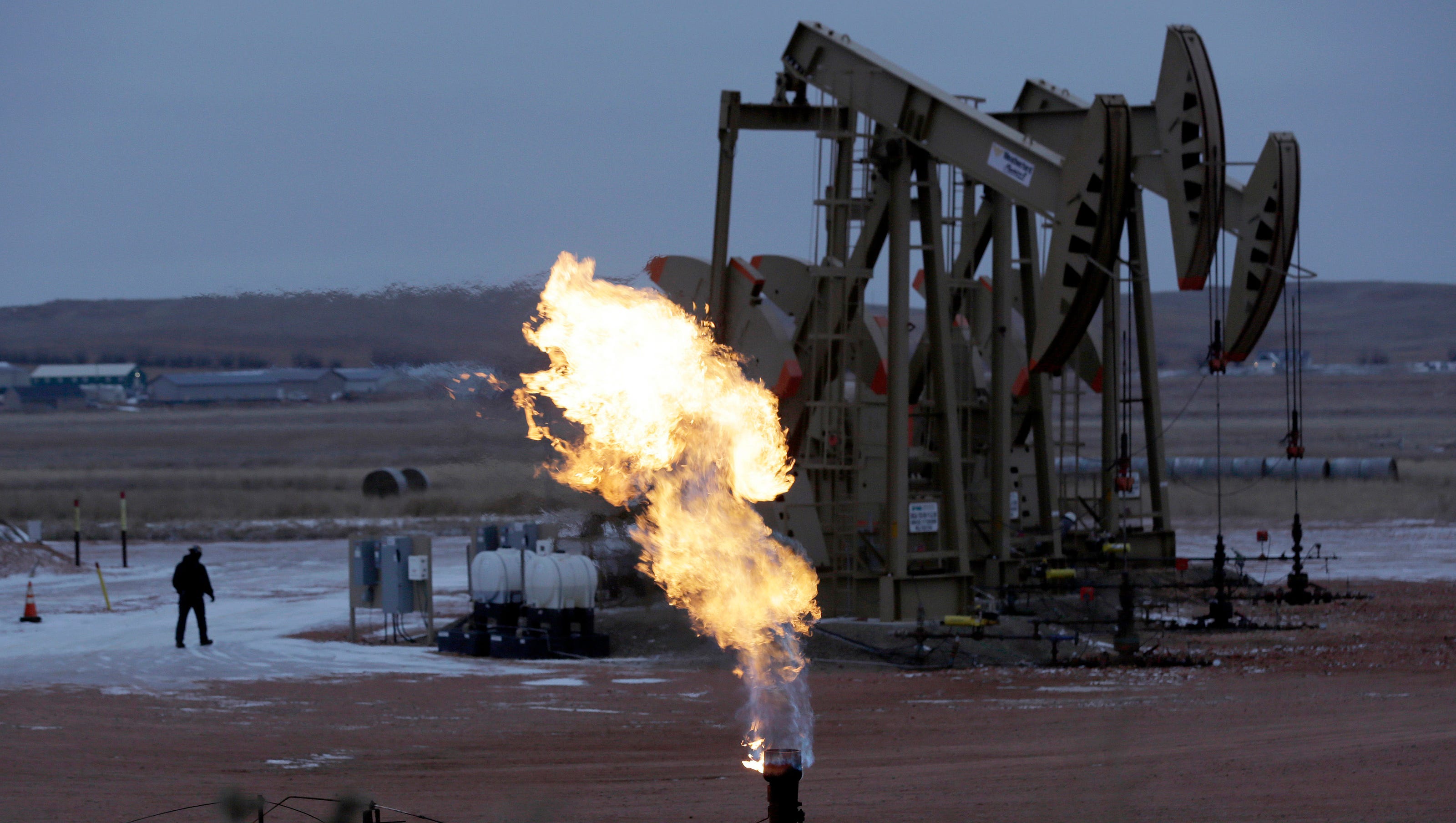 Сжигание нефтяного газа в факелах. Добыча нефти. Нефтяные ГАЗЫ. Сжигание попутного нефтяного газа. Попутный нефтяной ГАЗ.