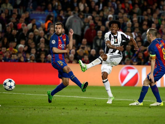Juventus' Juan Cuadrado, 2nd right, attempts a shot at goal during the Champions League quarterfinal second leg soccer match between Barcelona and Juventus at Camp Nou stadium in Barcelona, Spain, Wednesday, April 19, 2017. (AP Photo/Emilio Morenatti)