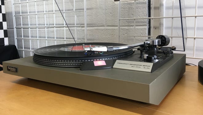 Если вы не знаете, с чего начать работу с винилом, отправляйтесь на Rogue Planet. Магазин также продает оборудование и имеет много знаний, чтобы начать новичков в своих коллекциях.