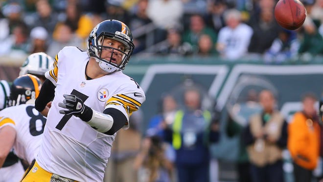 Steelers quarterback Ben Roethlisberger chases the ball after a bad snap Sunday against the Jets.