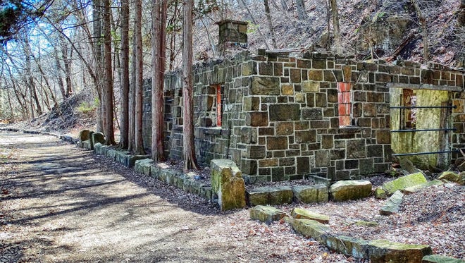 L'un des nombreux bâtiments abandonnés le long du sentier du parc d'État de Hook Mountain.