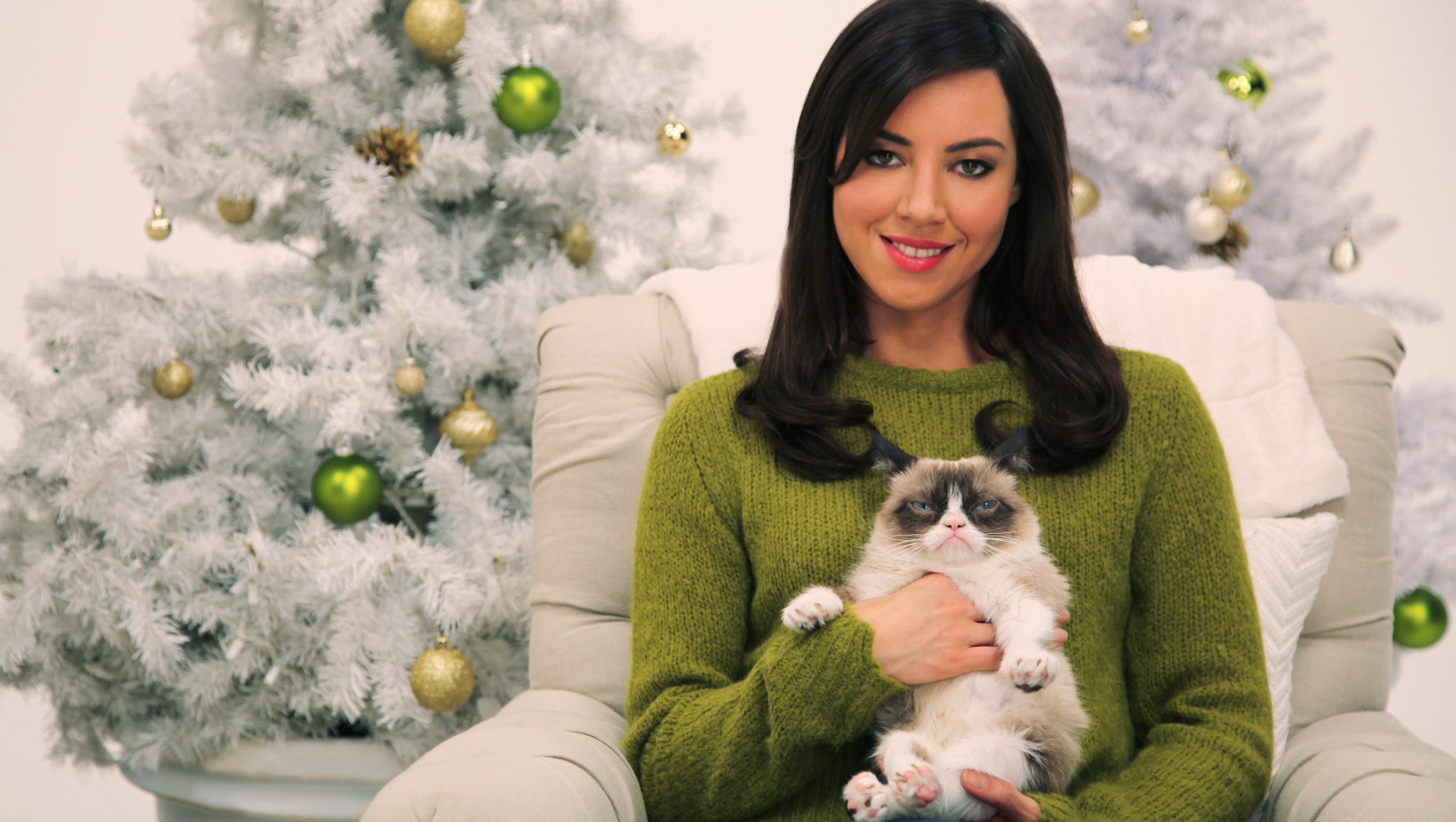 Aubrey Plaza Has Worst Christmas Ever As Grumpy Cat