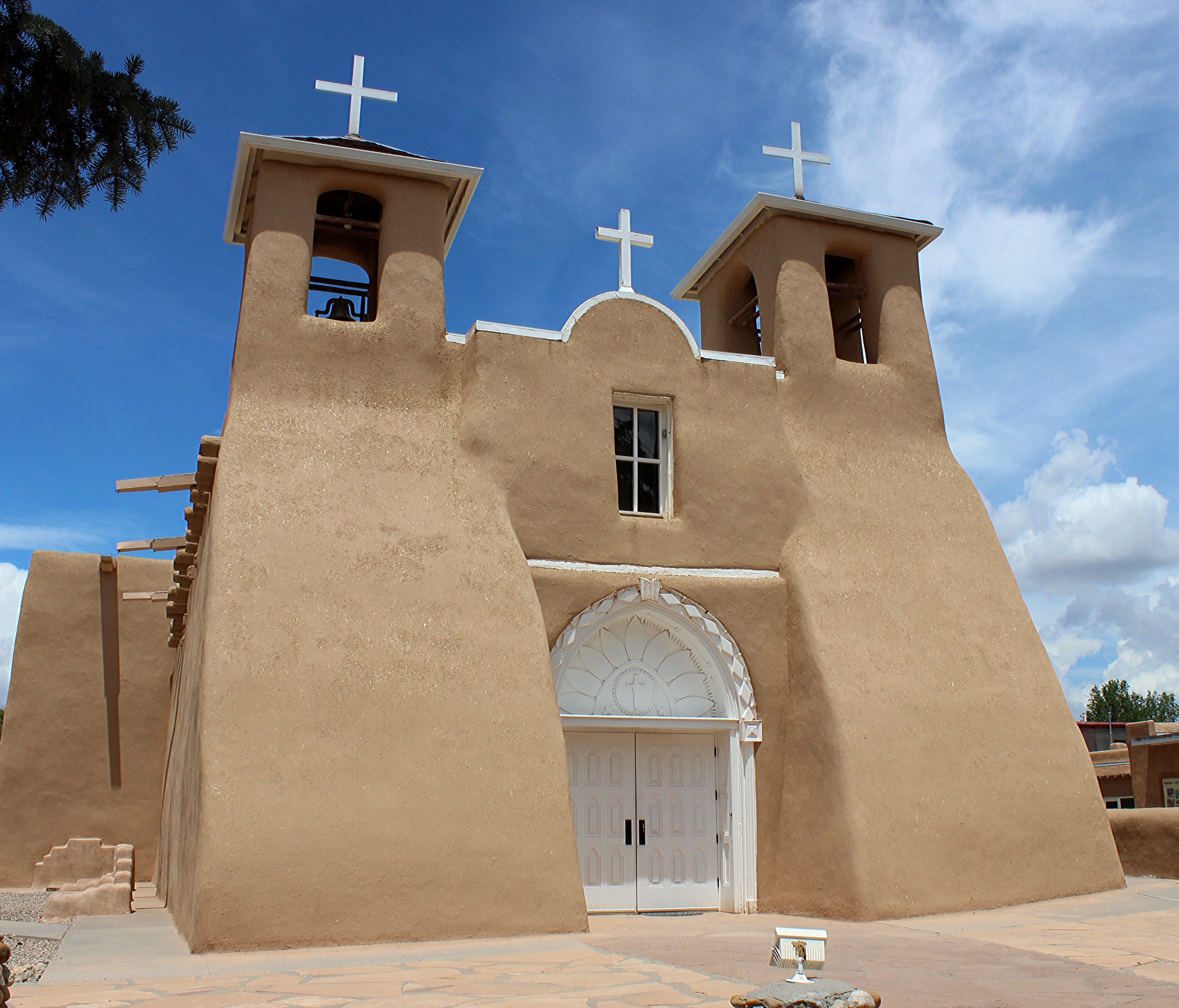 San Francisco de Asis Mission Church, 1816 (Architect: Spanish Colonial Franciscan Priests): Completed in 1816, the San Francisco de Asis Mission Church in Ranchos de Taos is a large, sculpted Spanish Colonial church with massive adobe buttresses and