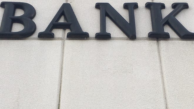 Bank deposits are rising even though there are fewer branches, an FDIC report shows.