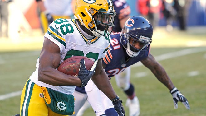 Packers running back Ty Montgomery runs past Bears cornerback Tracy Porter for a touchdown Sunday in the first quarter of the Packers' 30-27 victory over Chicago at Soldier Field.