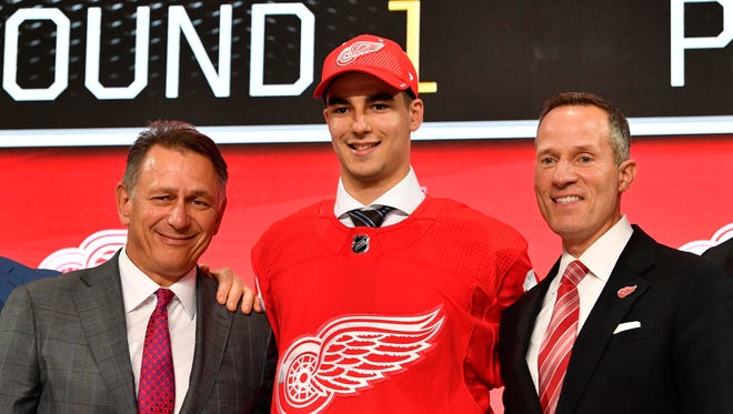 Joe Veleno with GM Ken Holland, left, and owner Chris Ilitch, after being selected as the 30th overall pick by the Red Wings in the first round Friday in Dallas.