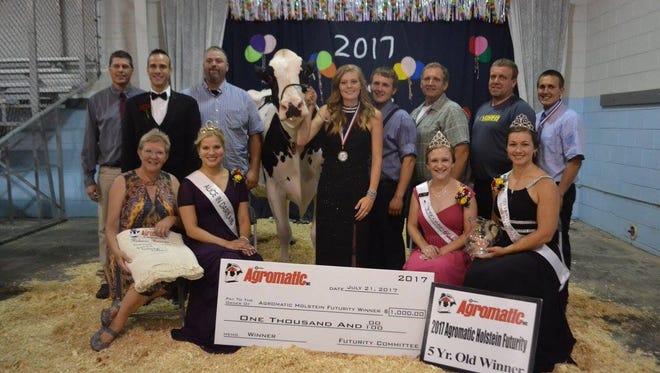 Pictured are first-place winners in the 5-year-old class, front row, from left: Rae Nell Halbur; Crystal Seimers-Peterman, 2017 Alice in Dairyland; Courtney Moser, 2017 Wisconsin Holstein Association Princess; Kati Kindschuh, 2017 Fond du Lac County Fairest of the Fair; back row: Jeff Liner; Jerome Meyer, judge; Eric Westphal; Bella-Ridge Gin Blossom-ET; Rachel Bock, leadswoman; and Darren, Steve, Doug and Derek Kamphuis, owners.