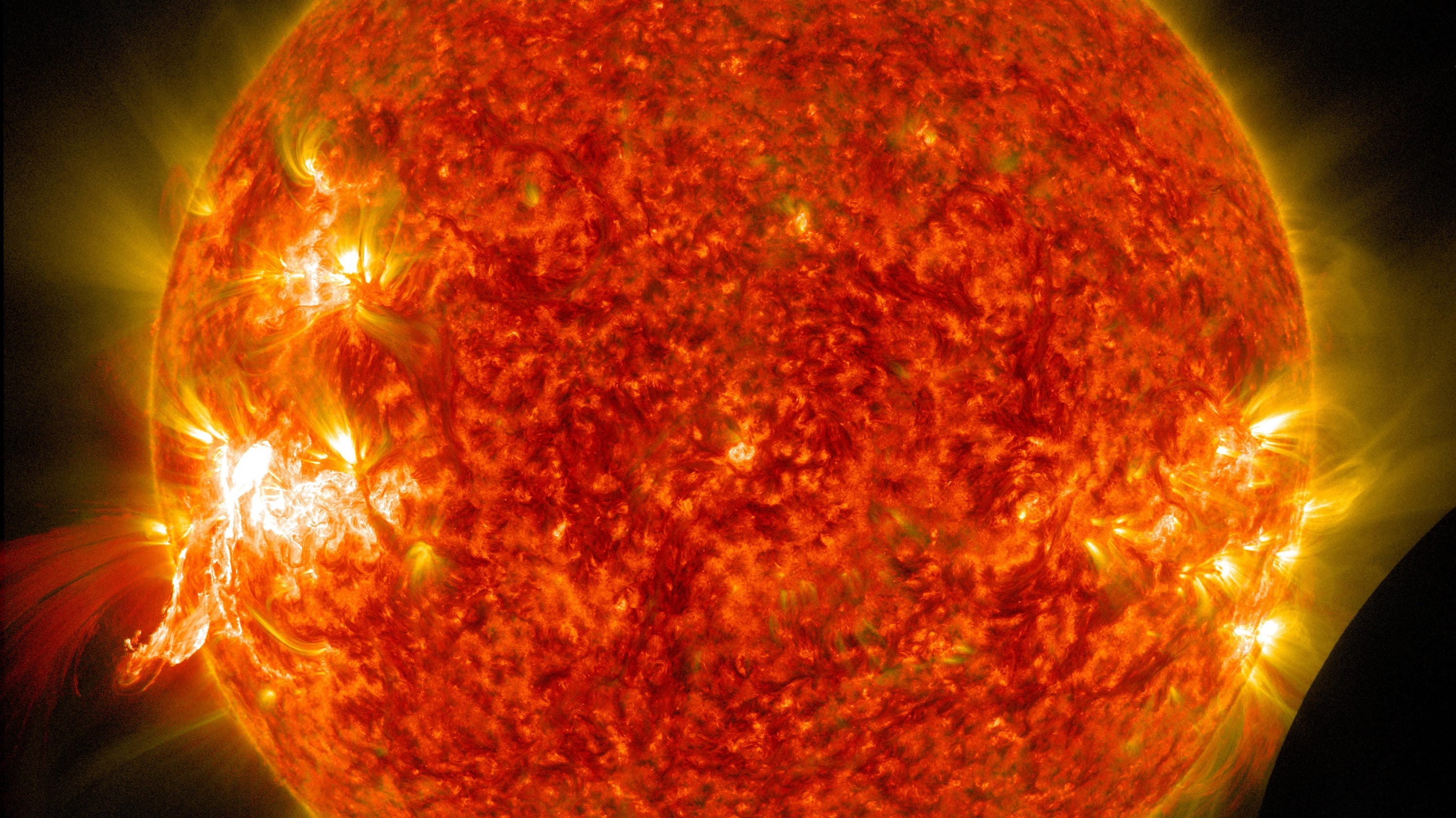 Вспышки на солнце сегодня в реальном времени. Солнечные вспышки. Поверхность солнца. Солнечный ветер. Пятно на солнце 2023.