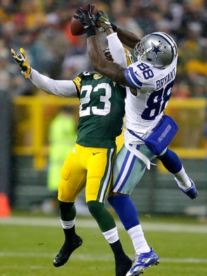 Green Bay Packers cornerback Damarious Randall breaks