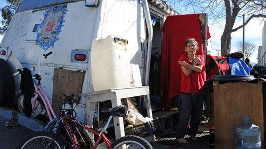 Diana Soto, de 60 años, afuera de su casa móvil que comparte con Angel Menchaca y sus dos perros en el barrio chino.