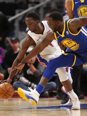 Pistons guard Reggie Jackson looses the ball against Warriors forward Draymond Green during the final seconds of the fourth quarter Friday night.