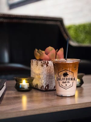 California Cold Co. en Manalapan sirve varias cervezas, cada una con un sabor único inspirado en los cafés de todo el mundo.