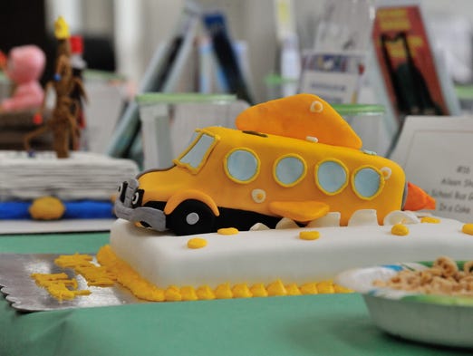 The Magic School Bus Gets Baked In a Cake by Aileen