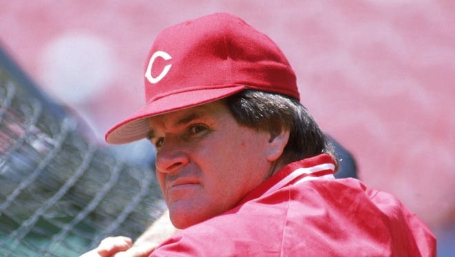 1989:  Manager Pete Rose #14 of the Cincinnati Reds watches batting practice during the 1989 season.  (Photo by Rick Stewart/Getty Images)