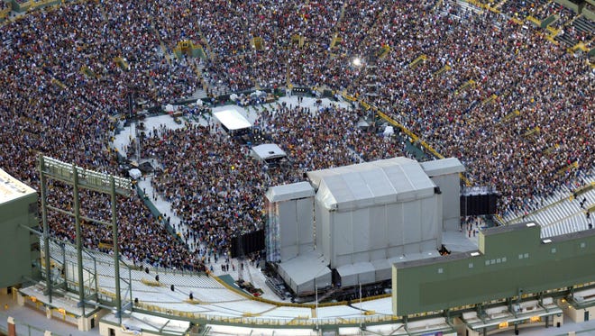 The crowd fills the Lambeau Field bowl for the 2011 Kenny Chesney concert.