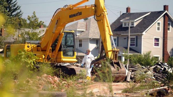 Contractors for the U.S. Environmental Protection Agency started cleanup of the demolition site at Joseph and Leader streets this week. The EPA hopes to have the site cleaned up by Thanksgiving.
