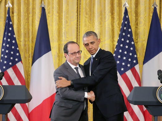 French President Francois Hollande (L) and President