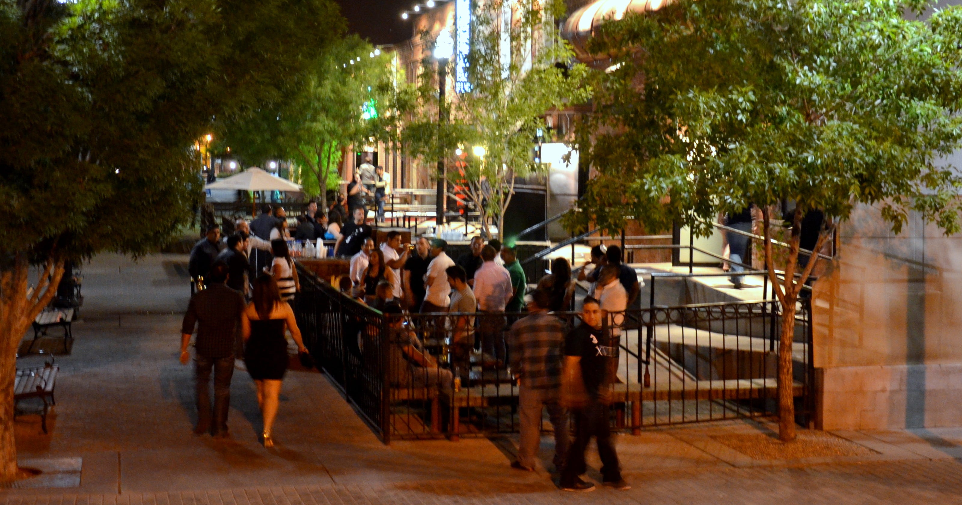 El Paso nightlife includes live music, bars, clubs, karaoke