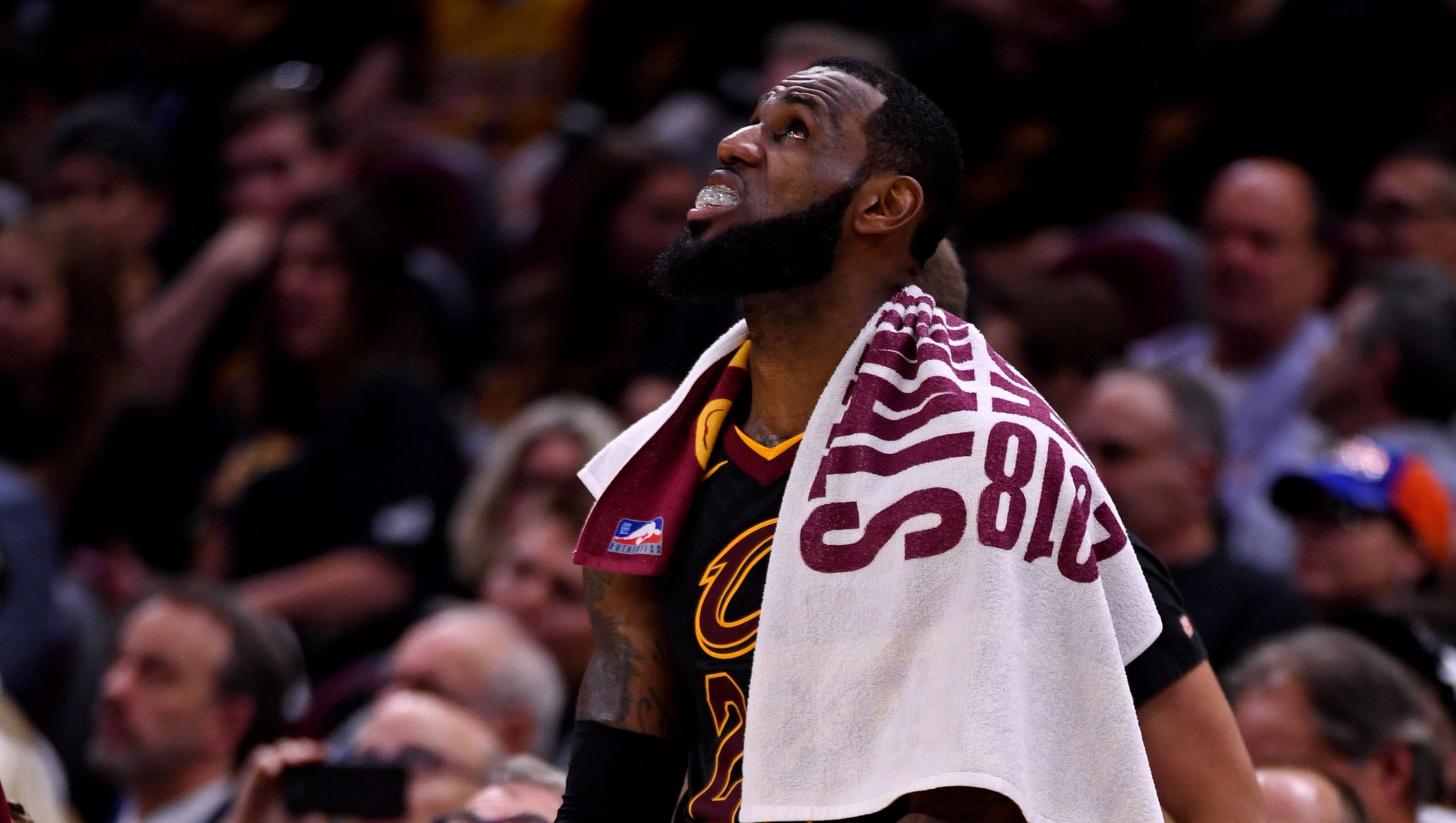 LeBron James injured hand punching whiteboard following ...