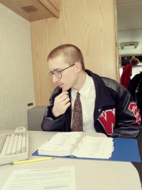 West High School senior John Emert, 17, makes use of Outreach TennesseeÕs mobile resource unit in January 1995. The mobile resource unit travels throughout the state with four computer workstations and career counselors which provides students with information for college.