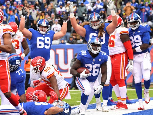 New York Giants running back Orleans Darkwa scores