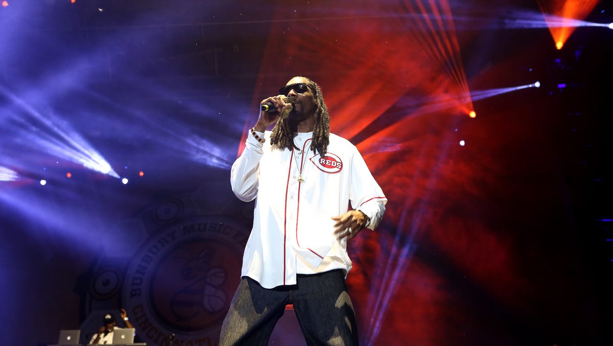There's nothing family-friendly about Snoop Dogg performing at a Reds game ...