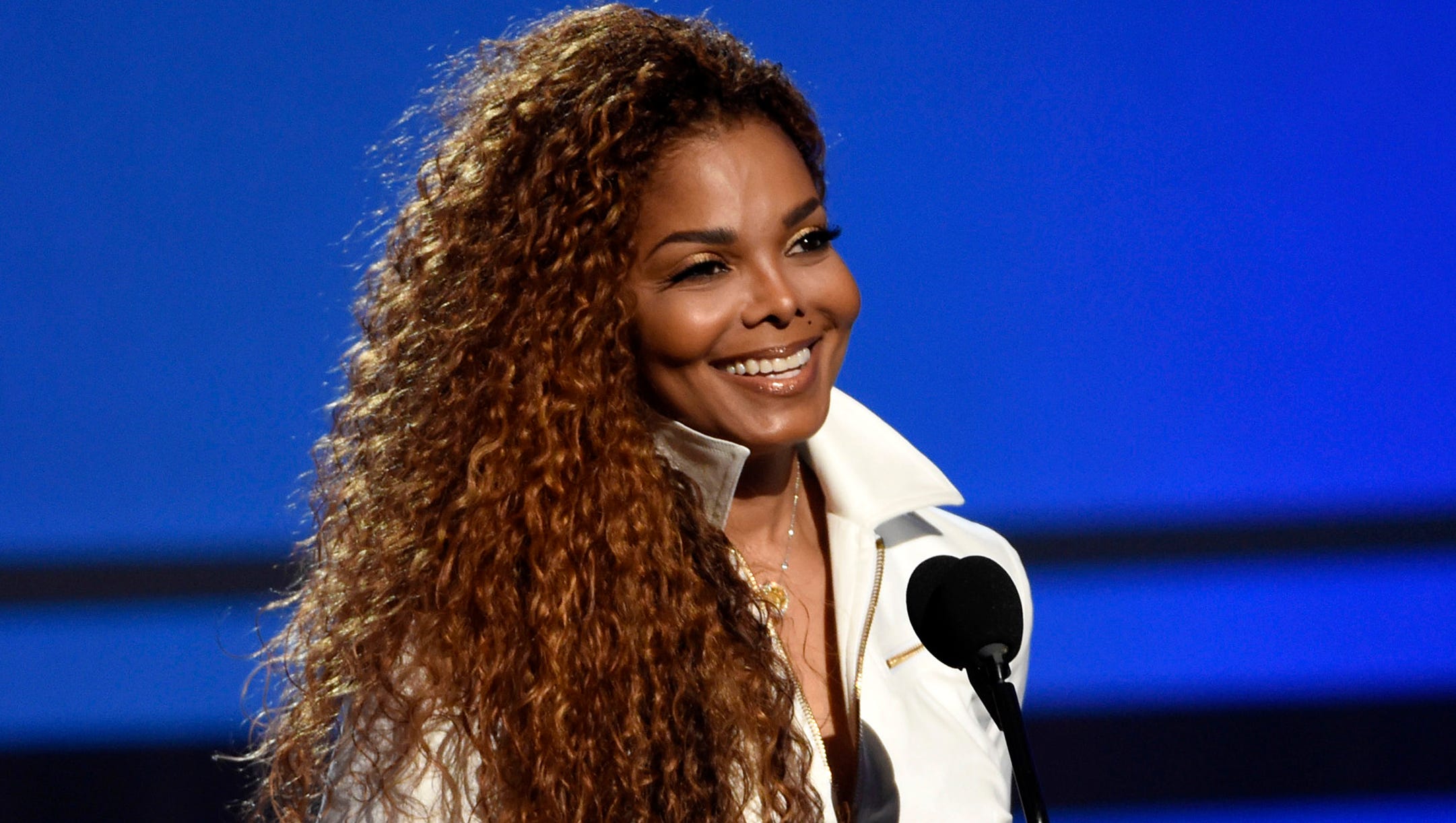 Janet Jackson postpones tour, needs surgery