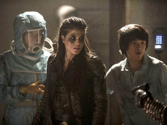 Eve Harlow as Maya, left,  Marie Avgeropoulos as Octavia,