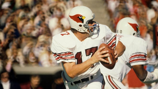 St. Louis Cardinals quarterback Jim Hart (17) in action at Busch Stadium.