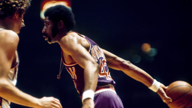 Nov 16, 1971: Phoenix Suns center Connie Hawkins (42) in action against the New York Knicks at Madison Square Garden.