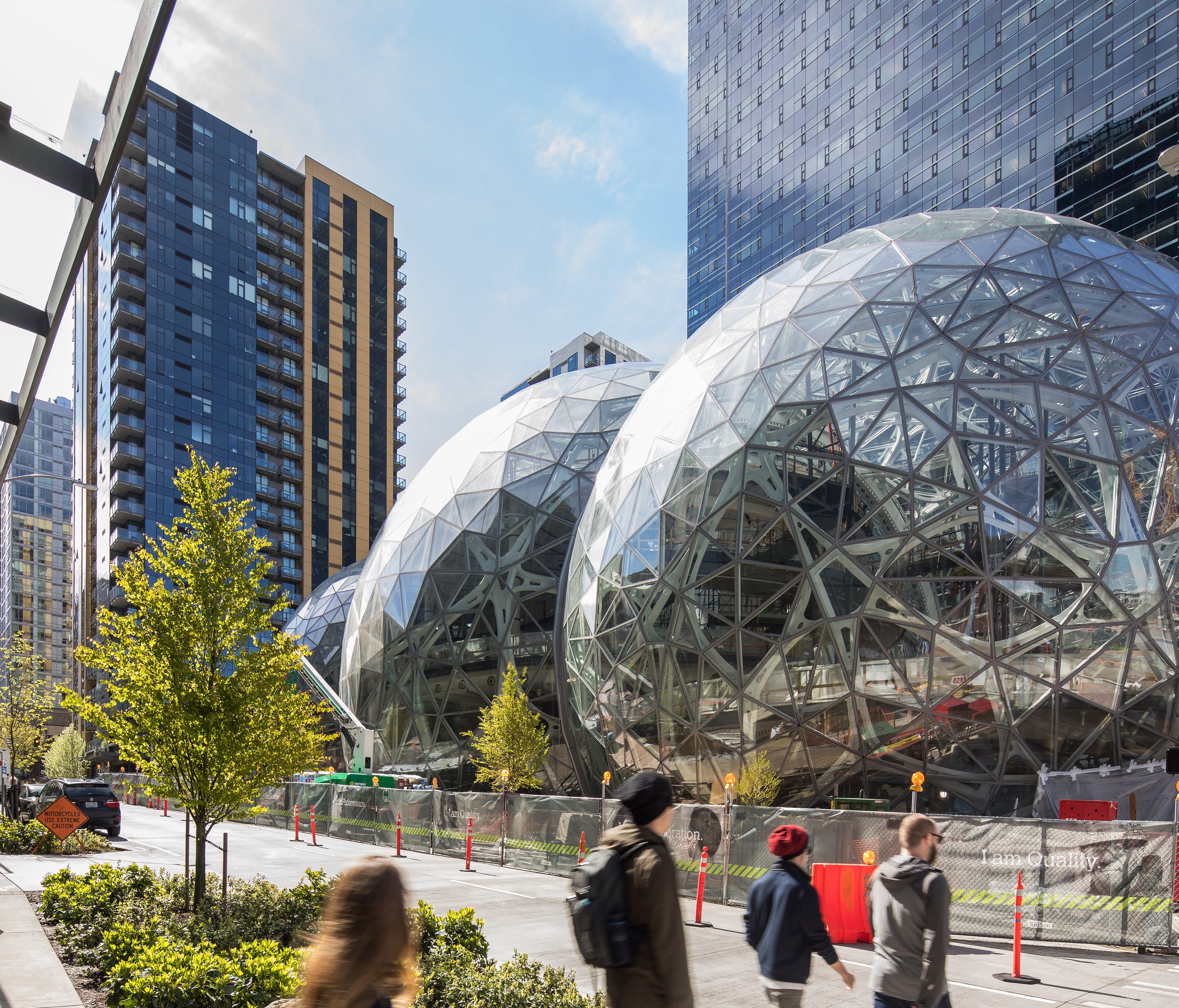 The striking visual form and unconventional function have set the Amazon Spheres on the path to becoming a Seattle icon to rival the Space Needle. The spheres received a 2016 AIA Seattle Honor Awards Honorable Mention, as well as taking second place 
