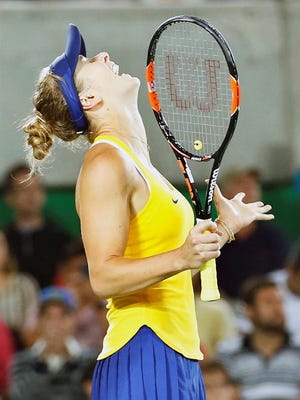 La tenista Elina Svitolina, de Ucrania, celebra su victoria ante Serena Williams, de Estados Unidos, en la tercera ronda del cuadro femenino individual en los Juegos Olímpicos de Río 2016, el 9 de agosto de 2016.
