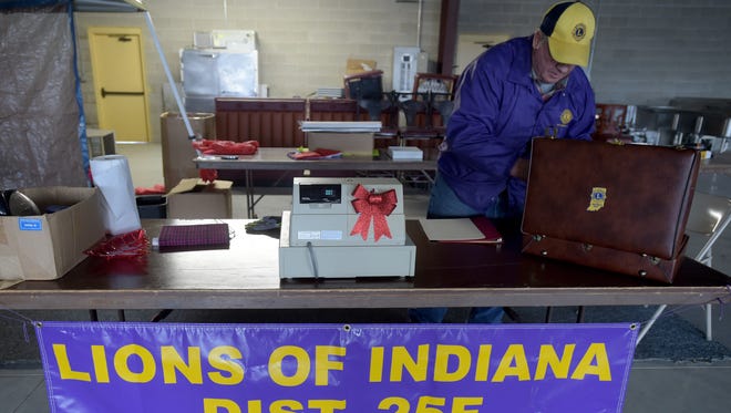 Jack Buckland prepares an empty storefront next to El Rodeo at 3567 E. Main Street Thursday, Dec. 1, 2016 for the Lions Club fruit sale that begins Saturday in Richmond.