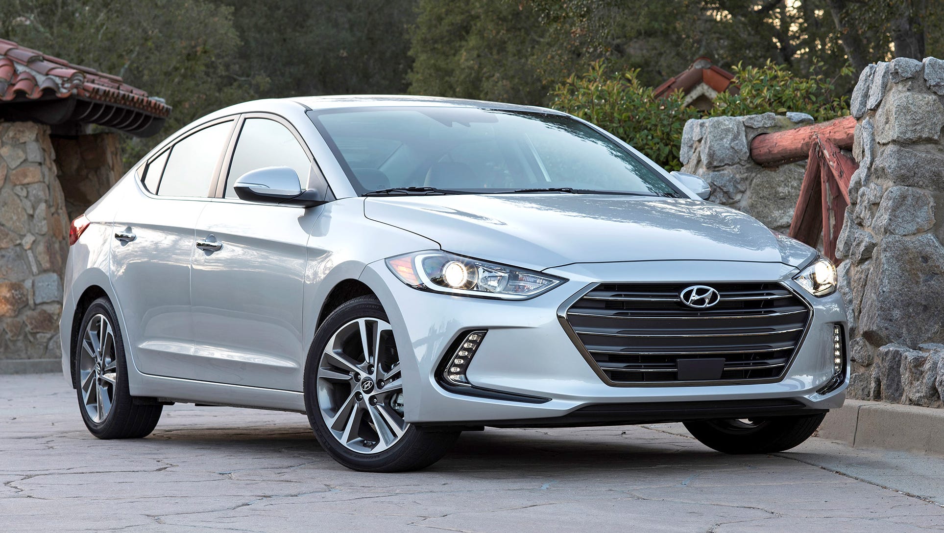 Review 17 Hyundai Elantra Packs Advanced Features