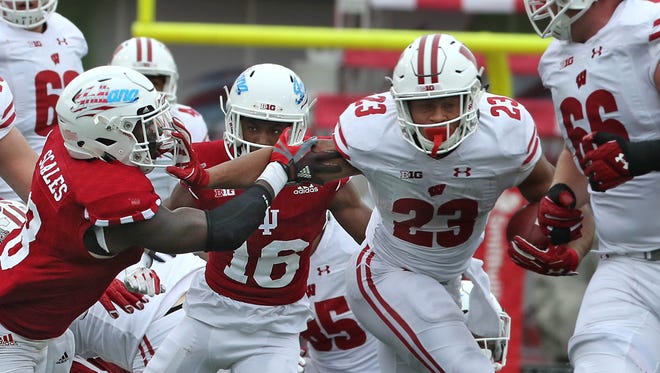 Wisconsin Badgers running back Jonathan Taylor breaks through defenders for a touchdown.