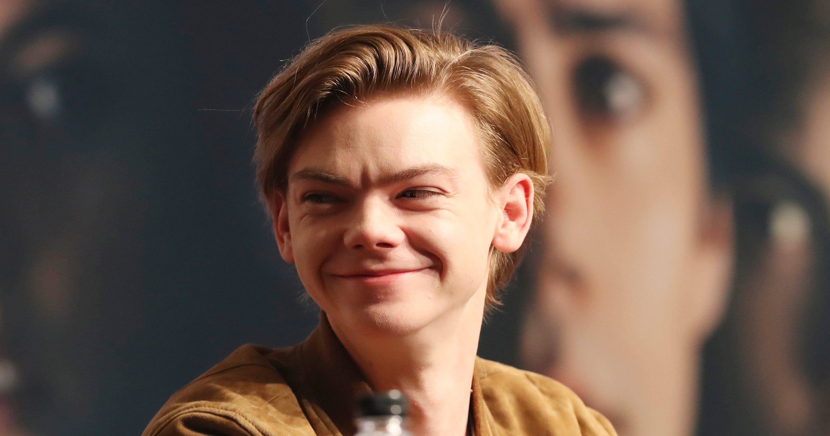 Is it a fan or gf Thomas Brodie Sangster in 2019 t3200 x 1680