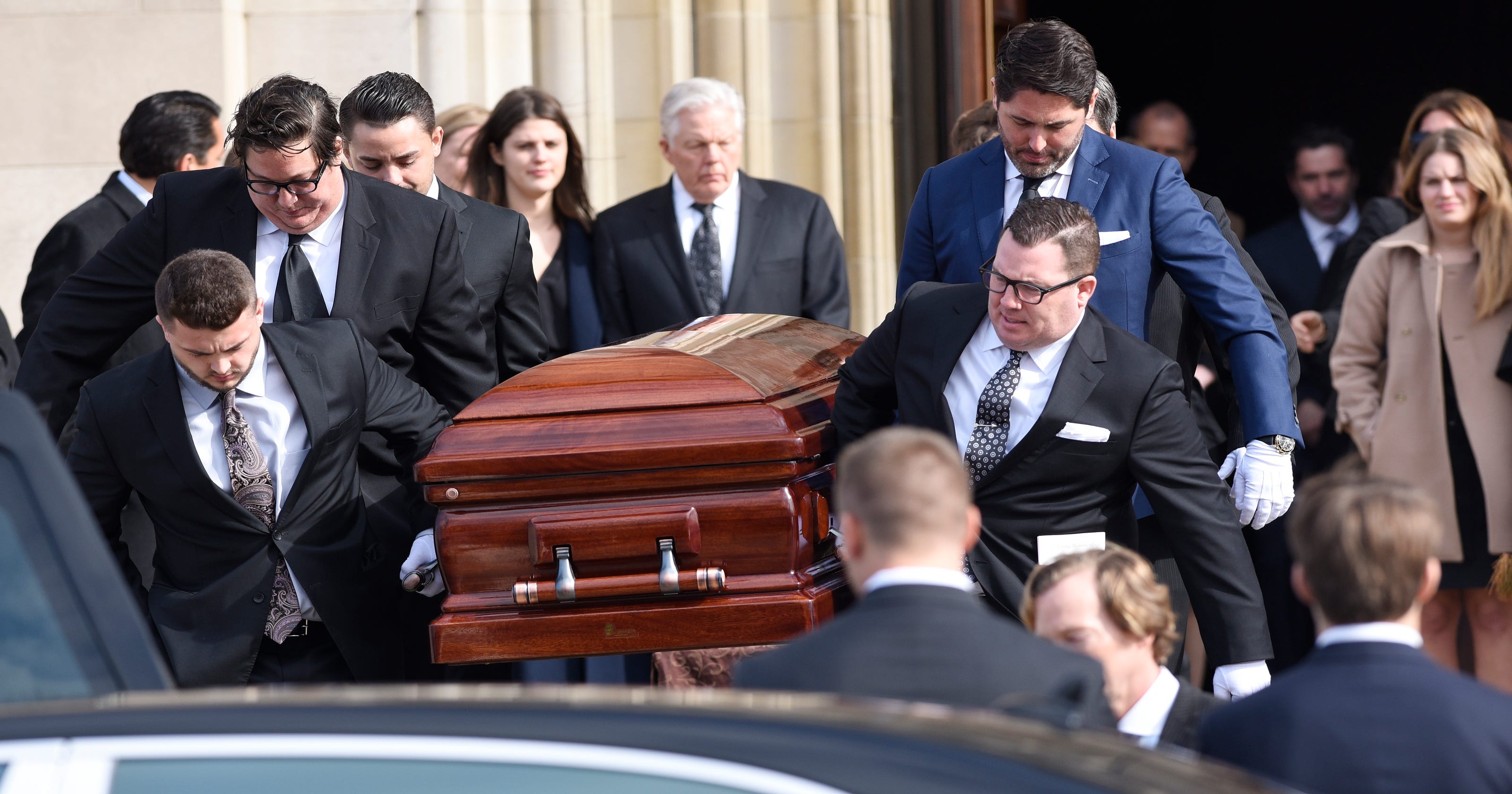 Funeral held for Art Van founder
