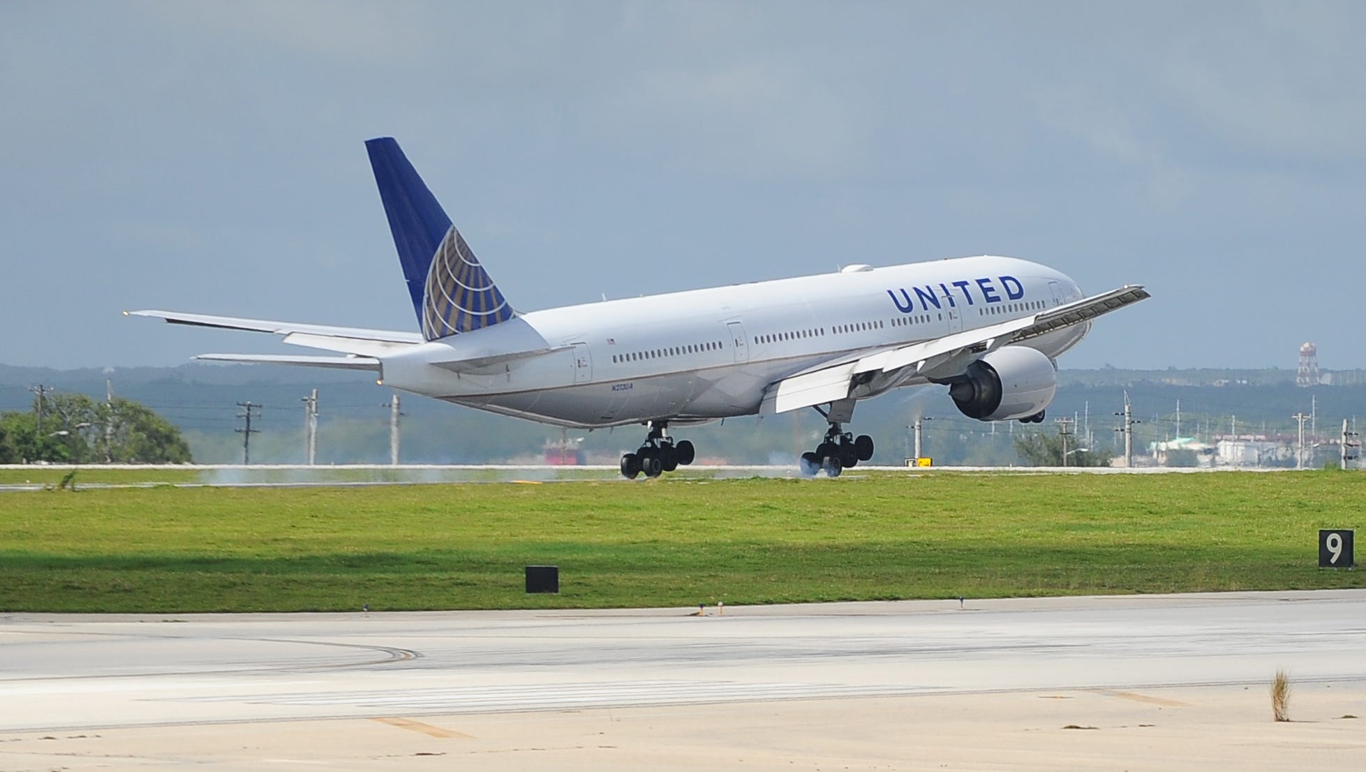 United flight attendants under new contract