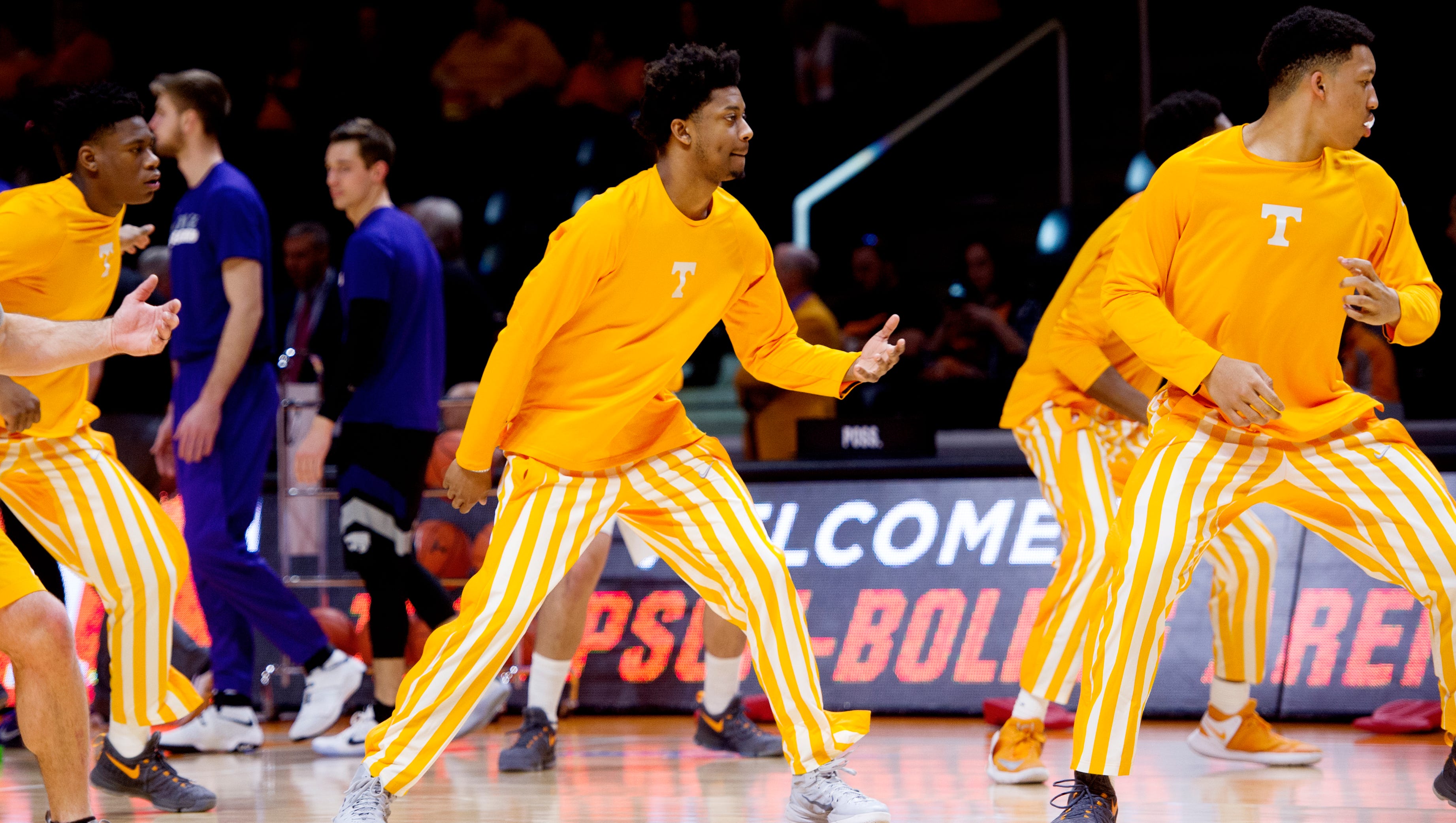 Tennessee men's basketball team stretches with style