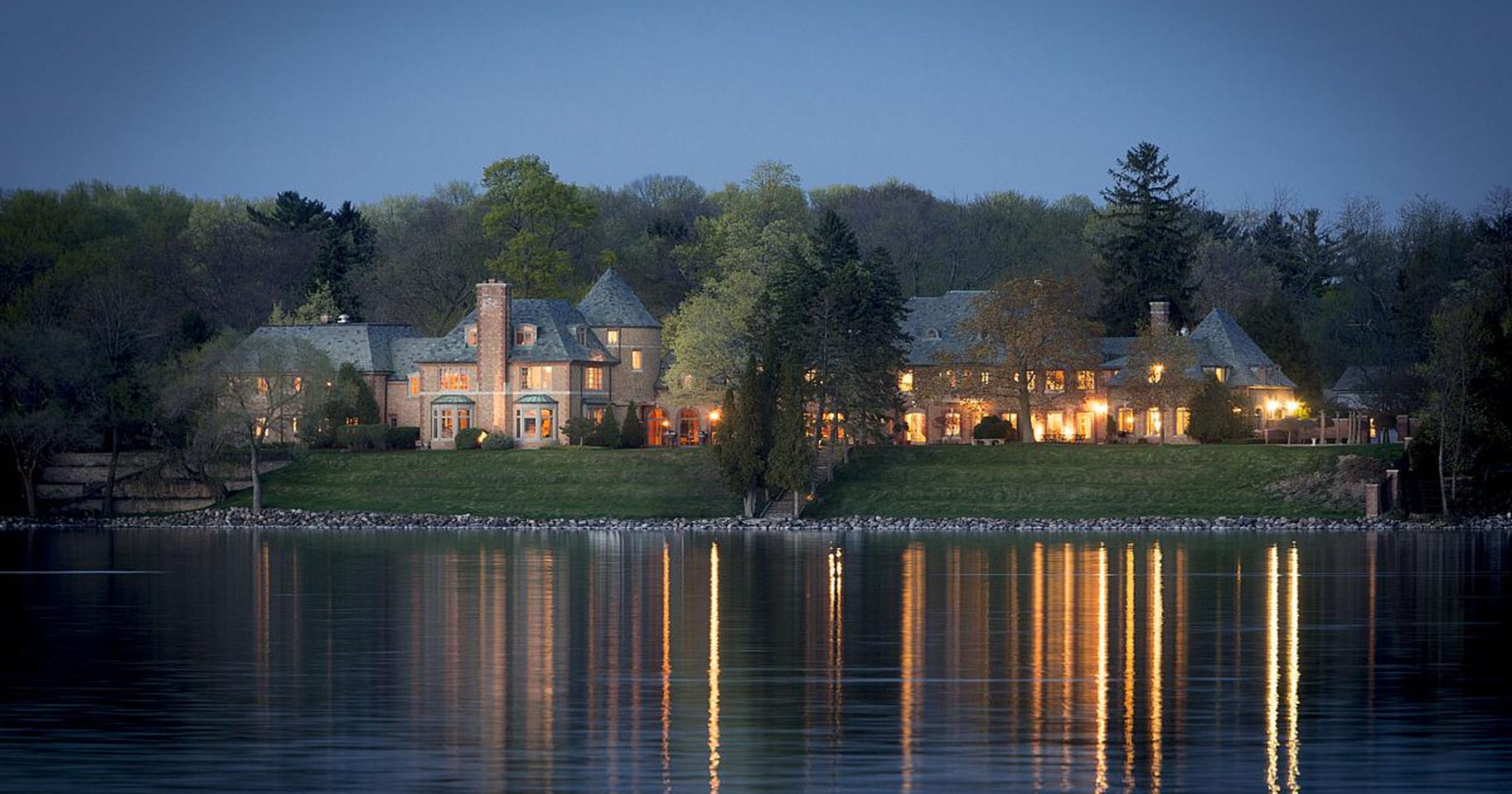 Knollward mansion in Oconomowoc has sold