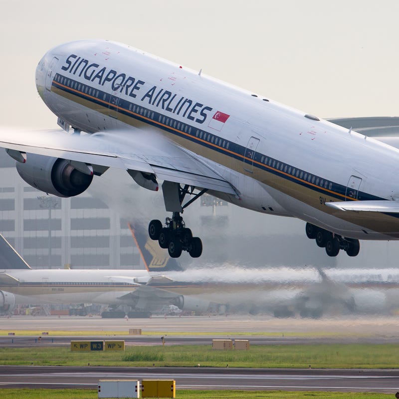 A Singapore Airlines Boeing 777-300 takes off from Singapore Changi International Airport in October 2018.