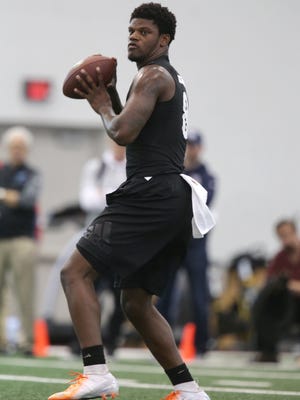 Louisville’s Lamar Jackson looks for a receiver during NFL Pro Day. March 30, 2018.